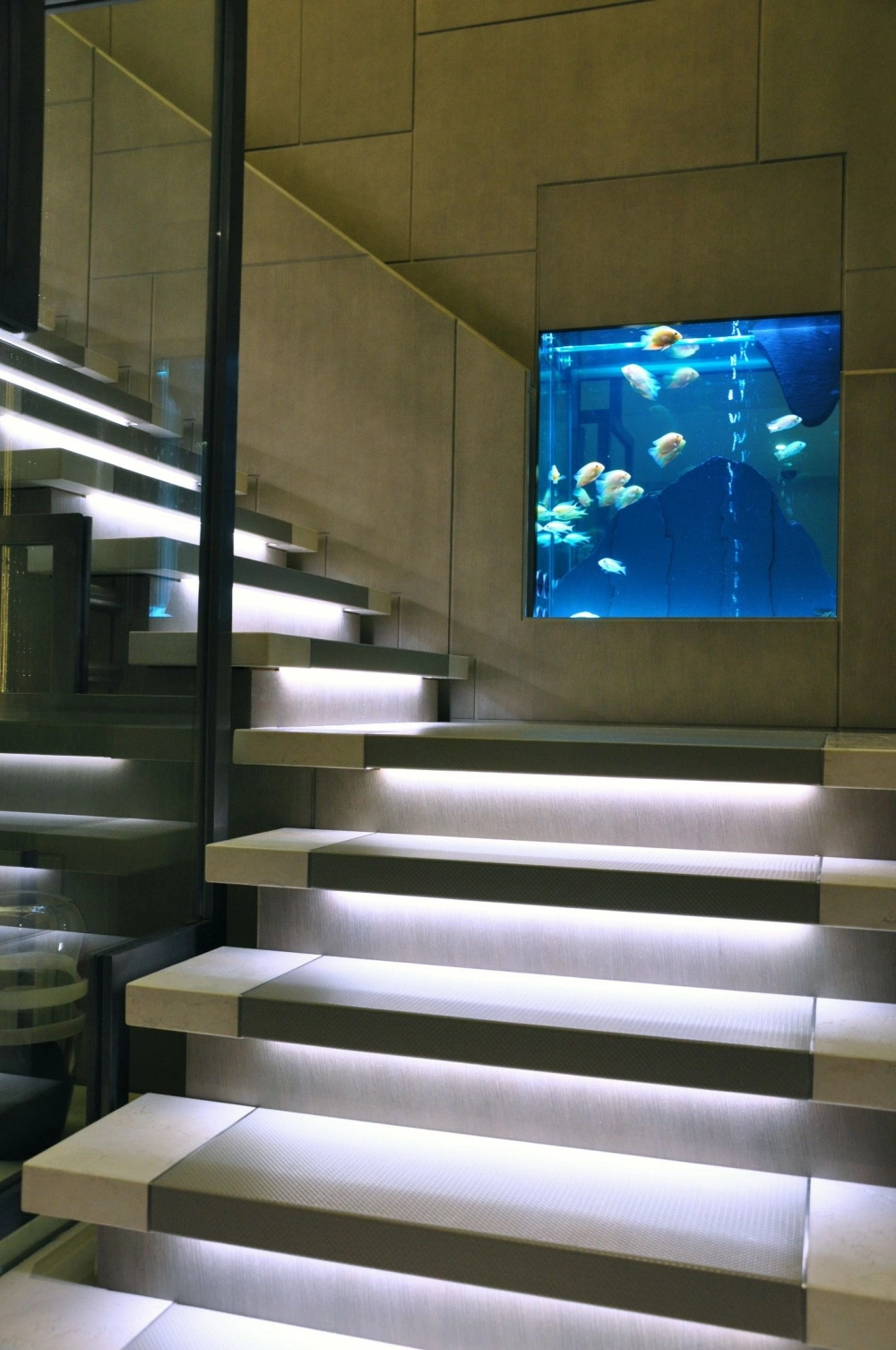 Hồ cá koi mini được xây bằng đá tự nhiên ở góc cầu thang