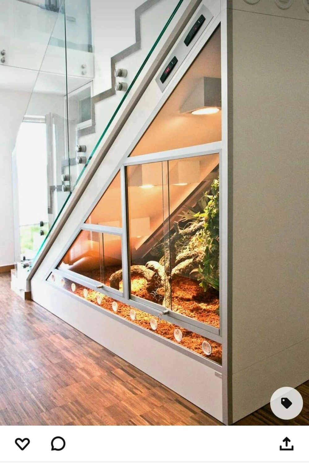 Mẫu hồ cá thủy sinh nhỏ gọn dưới chân cầu thang gỗ