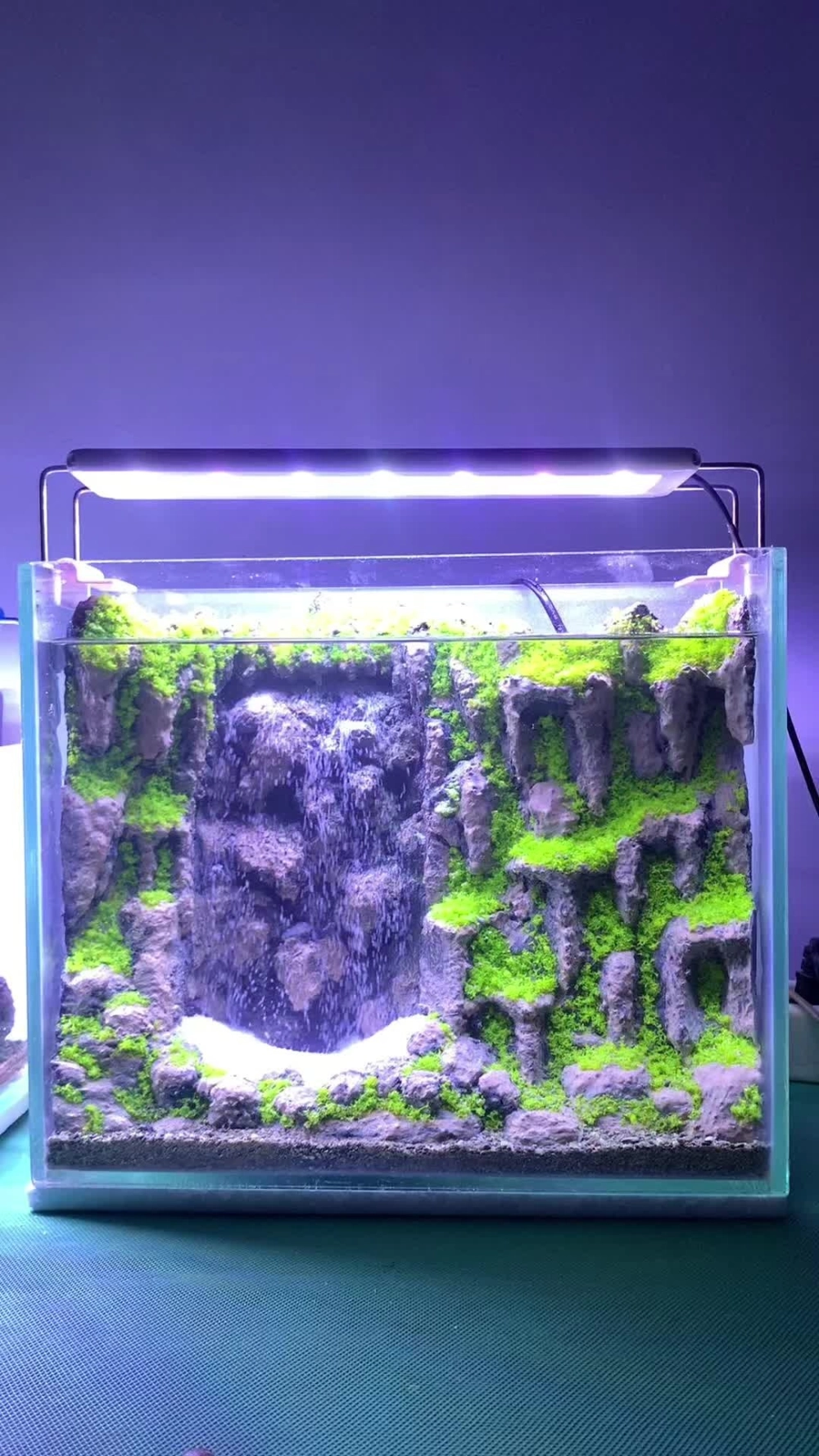 Mẫu bể cá lục giác có thác nước nhỏ trang trí bàn làm việc