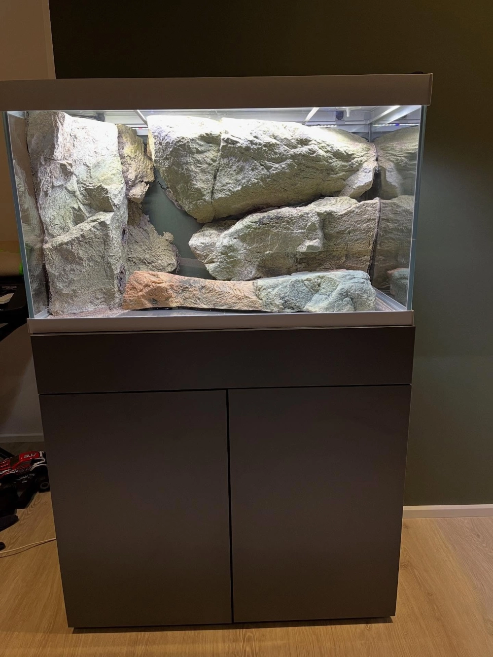 Những khối đá cổ thạch vàng cam làm điểm nhấn cho hồ cá