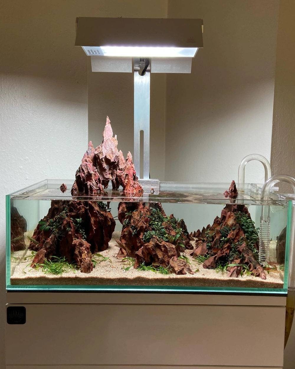 Đá trang trí bể cá được xếp tầng tạo thác nước tự nhiên